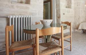 comedor con mesa y radiador en Gorgeous Home In Ostuni With Wifi, en Ostuni