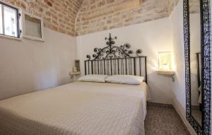 Un dormitorio con una cama grande en una habitación. en Gorgeous Home In Ostuni With Wifi, en Ostuni 14 fotos más