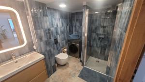 ein Badezimmer mit Dusche, Toilette und Waschbecken in der Unterkunft Apartament "Przez las na plażę" in Świnoujście