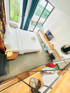 TV a/nebo společenská místnost v ubytování 401MSNK Luxe Studio w Balcony and Natural Light + 11 fotografií