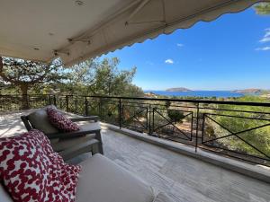 eine Terrasse mit Couch und ein Balkon mit Aussicht in der Unterkunft Seaview Haven in Kap Sounion