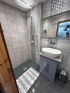 Bilik mandi di Studio Guest House