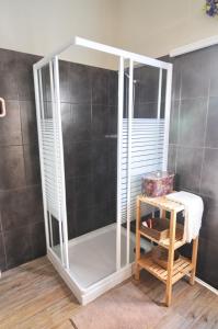 um chuveiro com uma porta de vidro na casa de banho em Casa do Jardim em Silves