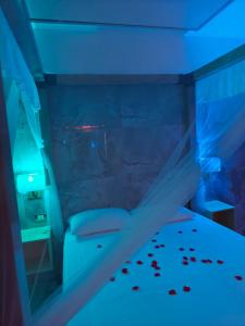 A bed or beds in a room at Confort Suites