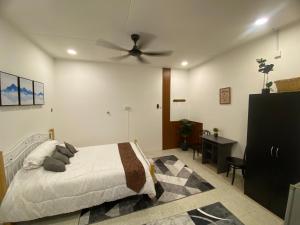 Ένα ή περισσότερα κρεβάτια σε δωμάτιο στο The Calm Nest, Private room near Kuala Belait Town