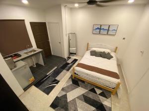 Ένα ή περισσότερα κρεβάτια σε δωμάτιο στο The Calm Nest, Private room near Kuala Belait Town