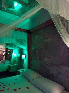 A bed or beds in a room at Confort Suites