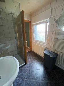 a bathroom with a sink and a shower and a toilet at Gemütliche Wohnung in Xanten +24 photos