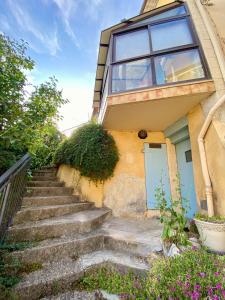 a house with stairs leading up to a door at Maison du Rocher Veynes - 2 à 4 personnes - Draps et Serviettes fournies in Veynes