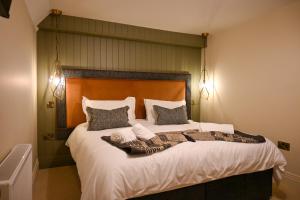 LuckerThe Apple Inn的卧室里有一张大床,床单和枕头都是白色的