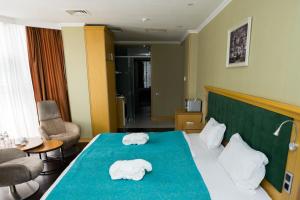 En eller flere senge i et værelse på Arnas hotel