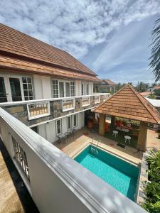 eine Luftaufnahme eines Hauses mit Swimmingpool in der Unterkunft Amazing 4BR pool villa near beach Bangtao in Ban Thalat Choeng Thale