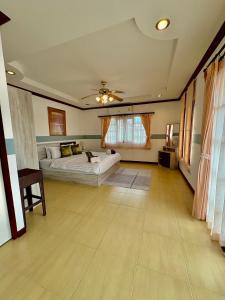 ein großes Schlafzimmer mit zwei Betten und einem Deckenventilator in der Unterkunft Amazing 4BR pool villa near beach Bangtao in Ban Thalat Choeng Thale + 41 Fotos