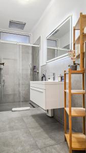 Ένα μπάνιο στο 4 Schlafzimmer, Wintergarten & Terrasse & Parkplatz, nahe Hbf