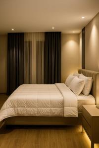 une chambre avec un grand lit dans une pièce dans l'établissement pyramids heaven inn, à Giza