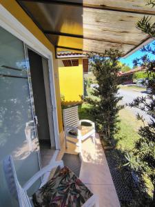 a patio with a table and chairs on a porch at Sonhos de Penha - Chalés e Aptos in Penha