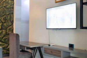 TV o dispositivi per l'intrattenimento presso Mirembe Hotels - Source of the Nile Suites