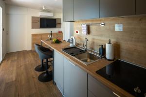 una cocina con fregadero y encimera en Mobilna kućica Lux, en Turanj