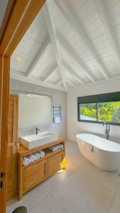 Bilik mandi di SUMMER VIEW classée 5 étoiles - Magnifique Villa 10 personnes avec piscine miroir chauffée à 29 degrés, bain à remous intégré et vue mer idéalement située Chemin Summer - ST GILLES LES BAINS