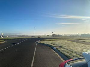 een lege snelweg met een auto aan de zijkant bij J&R Home, A Gippsland Getaway in Jeeralang Junction