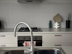 een keuken met een spoelbak en een fornuis bij J&R Home, A Gippsland Getaway in Jeeralang Junction +12 foto's