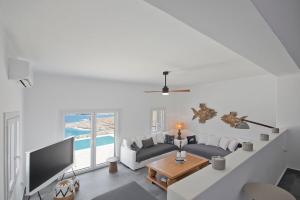 un soggiorno con un divano e una TV di Memos Luxury Living at Kithnos a Kithnos