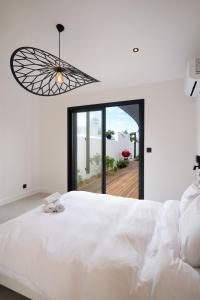 Katil atau katil-katil dalam bilik di SUMMER VIEW classée 5 étoiles - Magnifique Villa 10 personnes avec piscine miroir chauffée à 29 degrés, bain à remous intégré et vue mer idéalement située Chemin Summer - ST GILLES LES BAINS