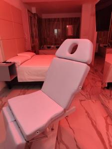 A bed or beds in a room at Confort Suites