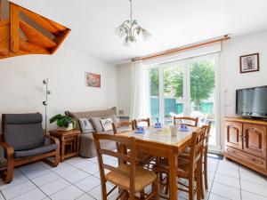 une salle à manger avec une table et des chaises dans l'établissement Maison au centre, 4 pers, parking, animaux, près du téléphérique - FR-1-296-437, à Saint-Lary-Soulan
