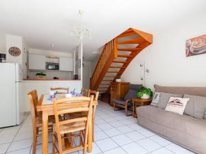 une cuisine et un salon avec une table et un canapé dans l'établissement Maison au centre, 4 pers, parking, animaux, près du téléphérique - FR-1-296-437, à Saint-Lary-Soulan