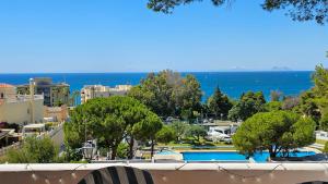 widok na ośrodek z basenem i ocean w obiekcie Dúplex con vistas al mar, playa y puerto a pasos w mieście Estepona