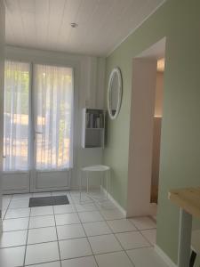 TV a/nebo společenská místnost v ubytování Un petit coin de Paradis