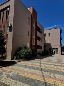 an empty courtyard in front of a building at Bindi Studio Apartment in Draç