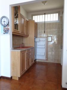 A kitchen or kitchenette at appartamento sul mare Massasso