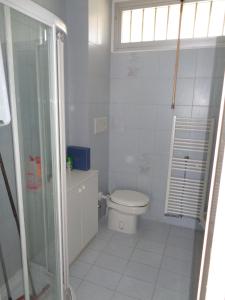 A bathroom at appartamento sul mare Massasso