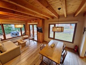 TV a/nebo společenská místnost v ubytování Remanso del Bosque - Maiten Cabin