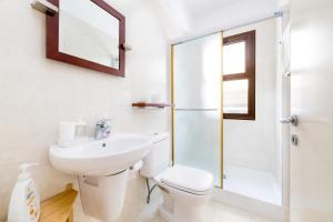 een badkamer met toilet, wastafel en douche bij Villa Enaria Serene 3Bdr Retreat in Ayia Thekla in Ayia Napa +25 foto's