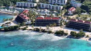 eine Luftansicht auf das Resort und den Strand in der Unterkunft Sapphire Gem VI - C203 in Nazareth