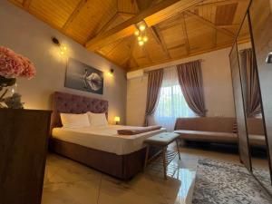 Posteľ alebo postele v izbe v ubytovaní Caldera Premium Villa