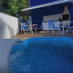 ブジオスにあるPousada Villa Margaridaのスイミングプール(椅子、テーブル、テーブル付)