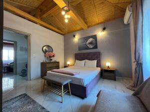 Posteľ alebo postele v izbe v ubytovaní Caldera Premium Villa