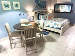 ein Schlafzimmer mit Tisch und Stühlen und einem Bett in der Unterkunft Sapphire Gem VI - C203 in Nazareth + 60 Fotos