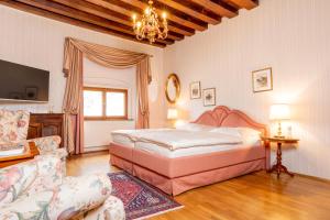 Katil atau katil-katil dalam bilik di Hotel Schloss Dürnstein