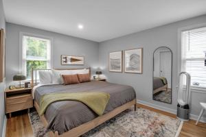 ein Schlafzimmer mit einem großen Bett und einem Spiegel in der Unterkunft Family Home King Beds EV Charger WFH AC in Buffalo