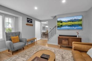 ein Wohnzimmer mit einem Flachbildfernseher an der Wand in der Unterkunft Family Home King Beds EV Charger WFH AC in Buffalo + 51 Fotos