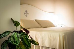 
A bed or beds in a room at Santa Maria Novella modern apartment
