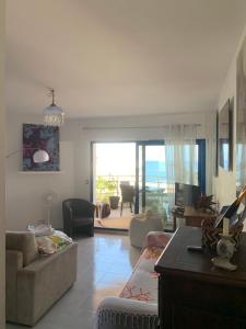 un soggiorno con vista sull'oceano di Studio calme vue mer pieds dans l'eau a Saint-Raphaël