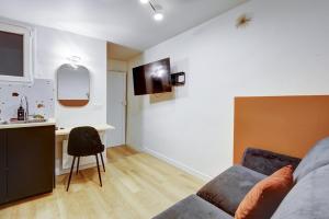 Televízia a/alebo spoločenská miestnosť v ubytovaní 342 Suite Elena - Stunning Parisian apartment