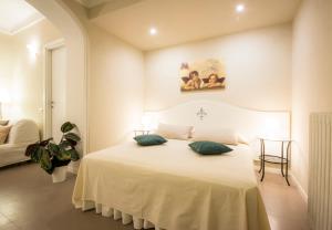 フィレンツェにあるSanta Maria Novella modern apartmentのベッドルーム1室(大きな白いベッド1台、枕2つ付)