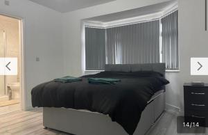 Ένα ή περισσότερα κρεβάτια σε δωμάτιο στο Croydon Luxury Apartment